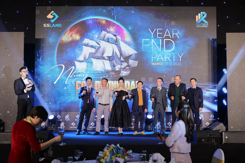 tổ chức tiệc tất niên