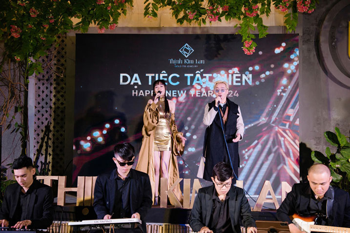 tổ chức tiệc tất niên