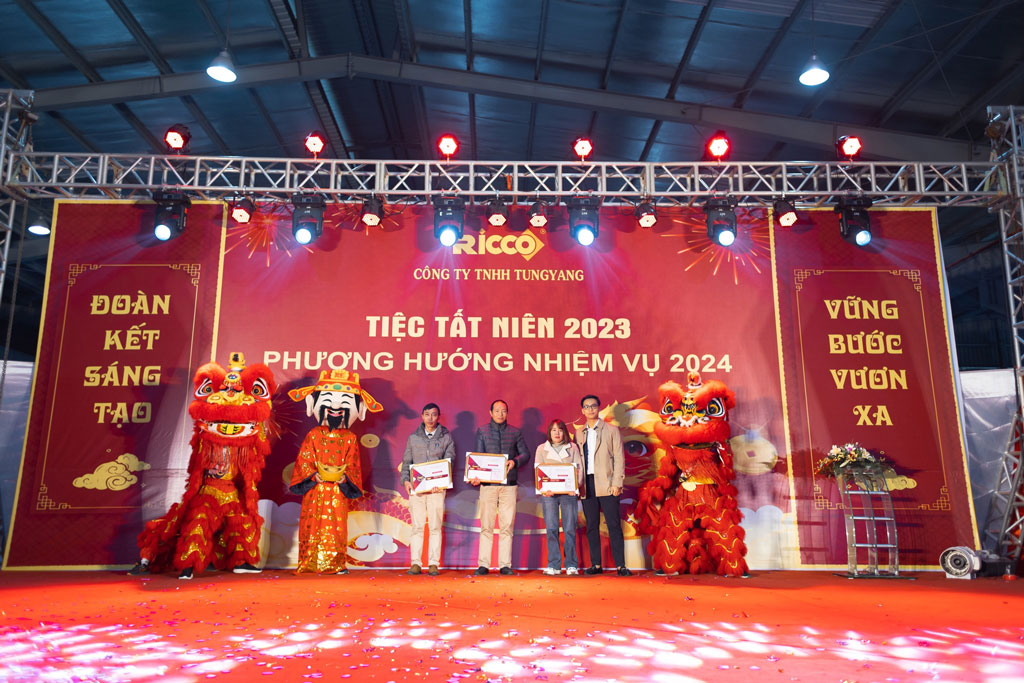 to-chuc-tiec-tat-nien-2025