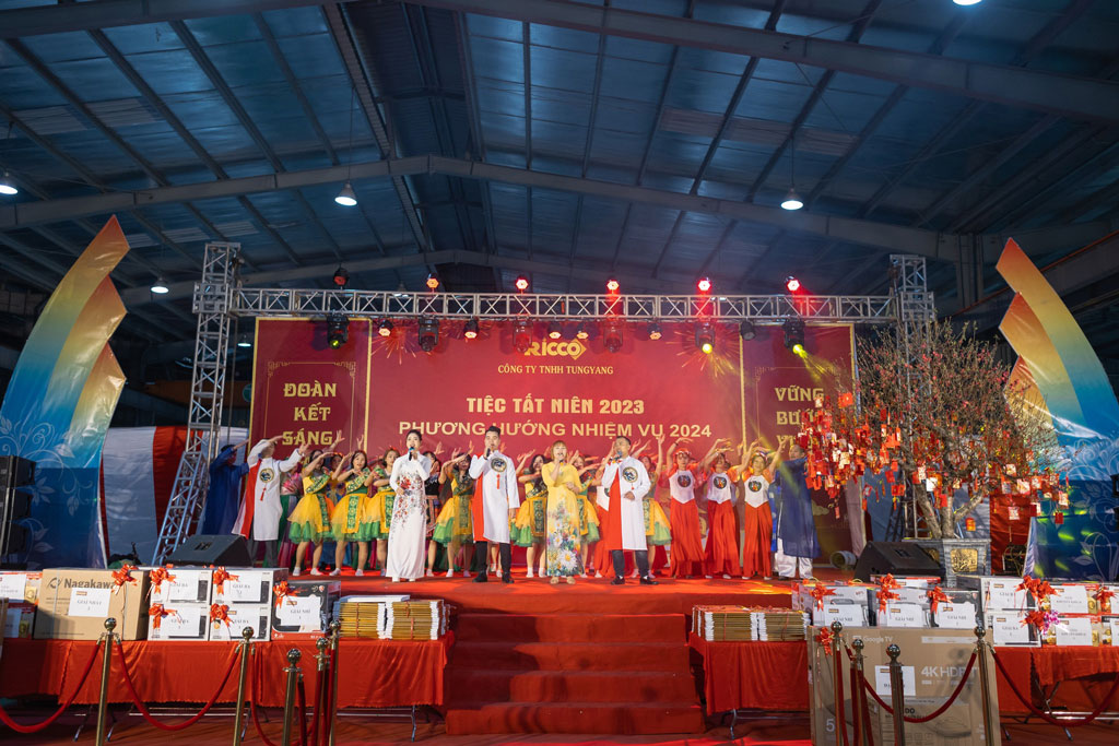 to-chuc-tiec-tat-nien-2025