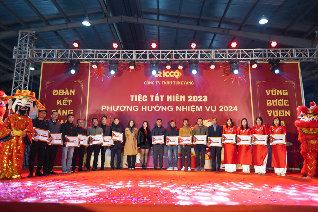 to-chuc-tiec-tat-nien-2025