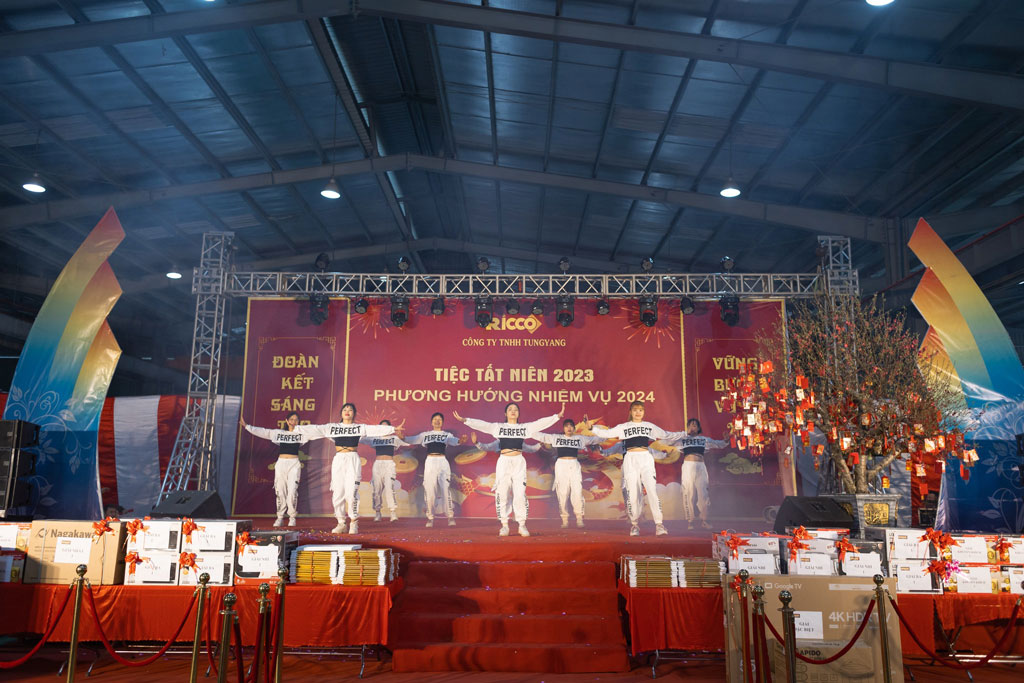 to-chuc-tiec-tat-nien-2025